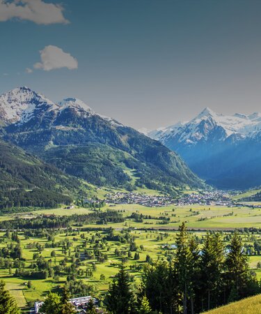 Landscape and mountain world from the apartment with view over Kaprun and the Kitzsteinhorn | © Private