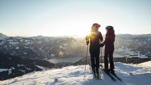 Morgenstimmung zweier Skifahrer auf der Schmittenhöhe im Winter | © Zell am See-Kaprun Tourismus